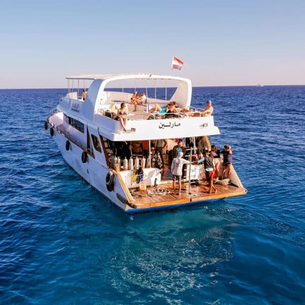 Vista de un yate desde las aguas de Hurghada con mar azul vibrante.