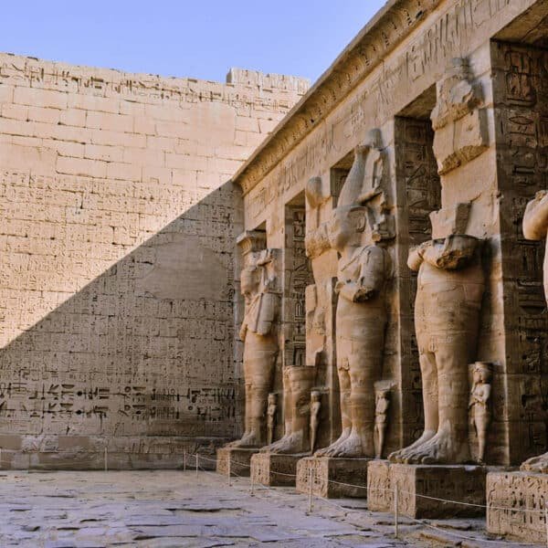 Estatuas antiguas en el Templo de Luxor, Egipto.