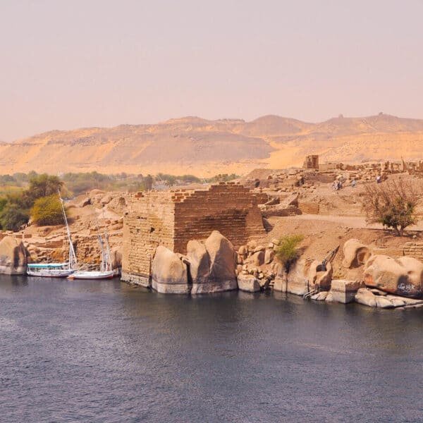Vista panorámica de la ciudad de Asuán, Egipto, con arquitectura histórica y cultura vibrante.