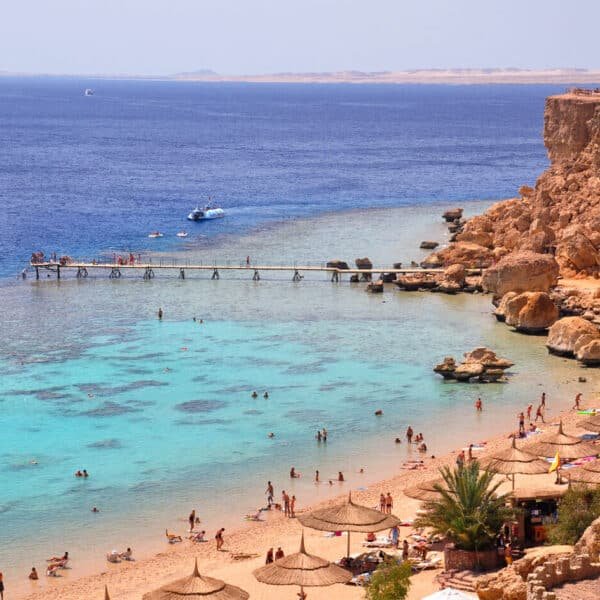 Vista escénica de Sharm El Sheikh, Egipto, con aguas vibrantes y belleza costera.