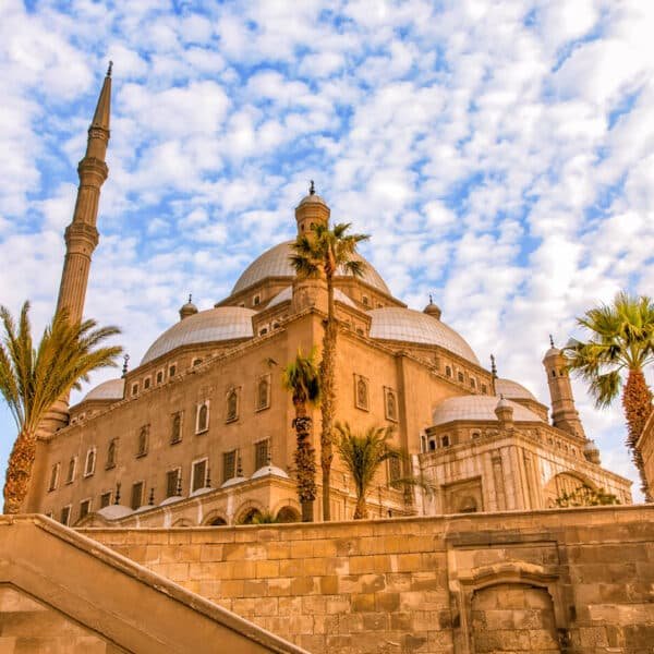Vista de la Mezquita Muhammad Ali en El Cairo, destacando su arquitectura impresionante.