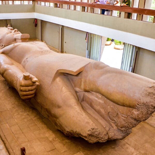 Estatua gigante de Ramsés II en la antigua ciudad de Menfis, un ícono de la arquitectura histórica.