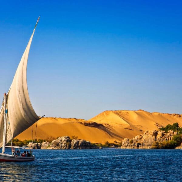 Paseo en faluca por el río Nilo en Asuán con paisajes hermosos.