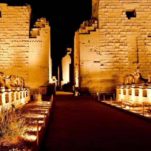 Impresionantes vistas de la entrada al templo de Karnak durante el espectáculo de luz y sonido.