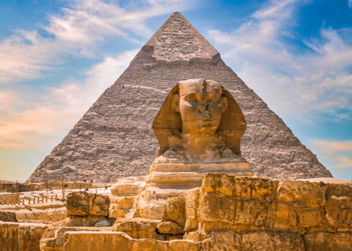 Gran Esfinge y la pirámide de Khafre en Giza, símbolo de la arquitectura antigua egipcia.