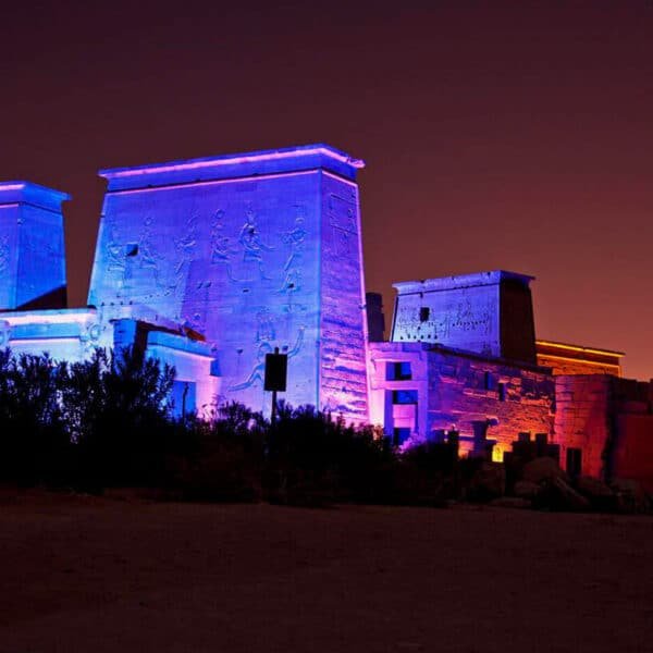 Templo de Philae iluminado durante un espectáculo de luz y sonido.