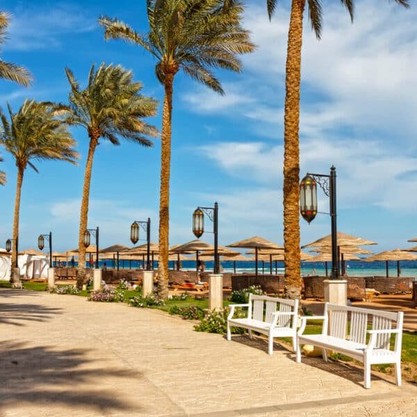 Playa de Makadi Bay en Hurghada con aguas claras y arena suave.