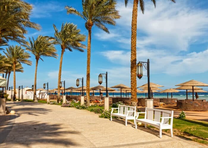 Playa de Makadi Bay en Hurghada con aguas claras y arena suave.