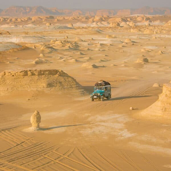 Safari en jeep por el desierto blanco, disfrutando de paisajes impresionantes.