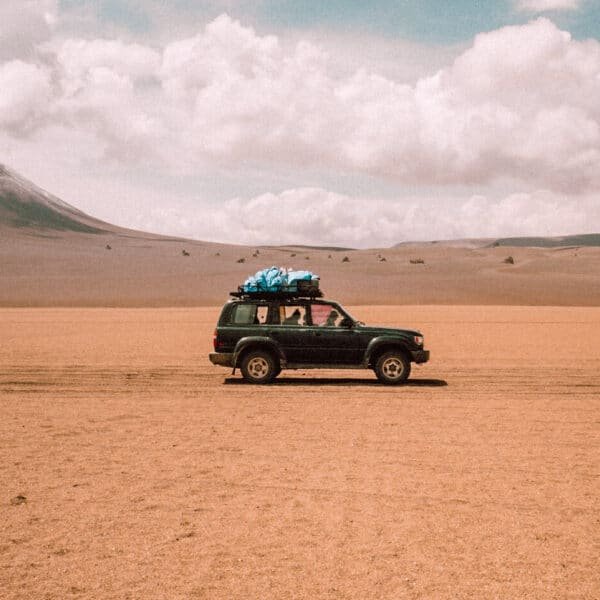 Safari en jeep por el desierto egipcio con vastas arenas y paisajes escarpados.