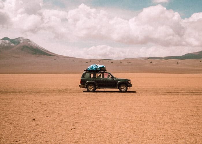 Safari en jeep por el desierto egipcio con vastas arenas y paisajes escarpados.