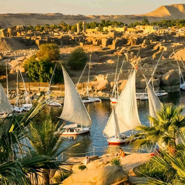 Paseo en faluca en Asuán con la Isla Elefante al fondo.