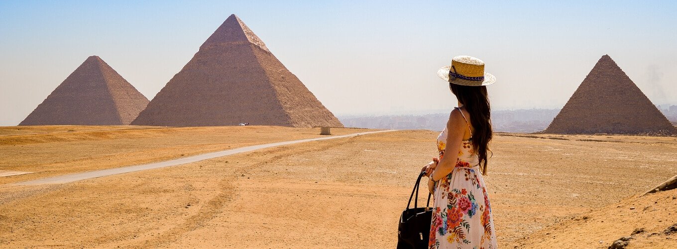 Vista impresionante de las pirámides de Giza bajo un cielo azul claro.