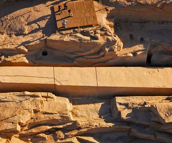 Vista impresionante de un obelisco inacabado en Asuán, Egipto.