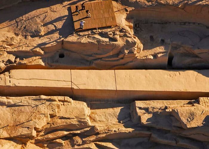 Vista impresionante de un obelisco inacabado en Asuán, Egipto.