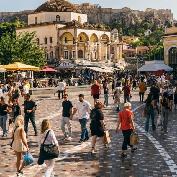 Hermosa calle con arquitectura clásica y colores vibrantes en Atenas.