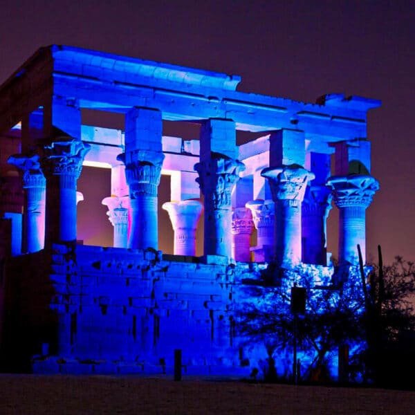 Vista impresionante del Templo de Isis desde el Templo de Filae.