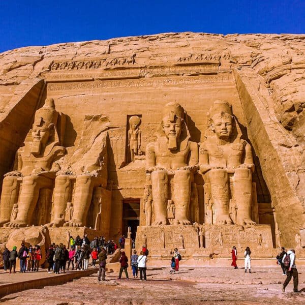 Fachada impresionante del Gran Templo de Abu Simbel con sus colosos.