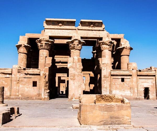 Fachada impresionante del Templo de Kom Ombo en Egipto, mostrando su arquitectura intrincada.