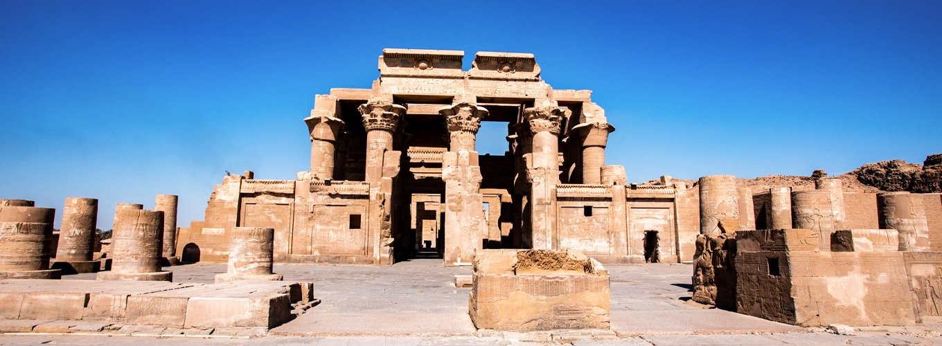 Fachada impresionante del Templo de Kom Ombo en Egipto, mostrando su arquitectura intrincada.