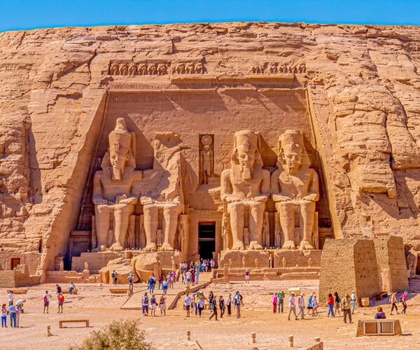 Espectacular vista del Gran Templo de Abu Simbel en Asuán, Egipto.
