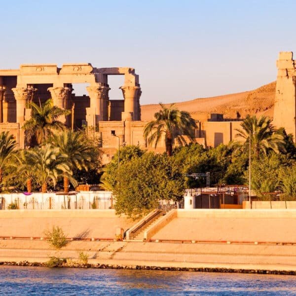 Vista impresionante del Templo de Kom Ombo a lo largo del río Nilo en Egipto.