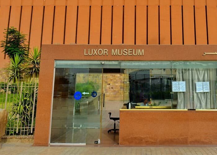 Vista exterior del Museo de Luxor en Luxor, Egipto.