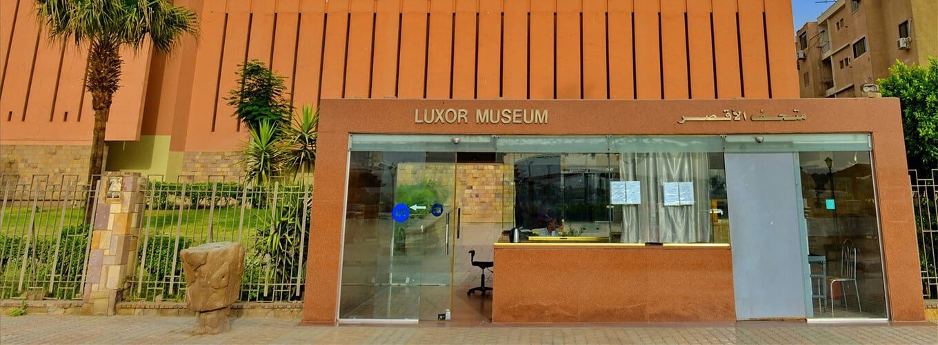 Vista exterior del Museo de Luxor en Luxor, Egipto.