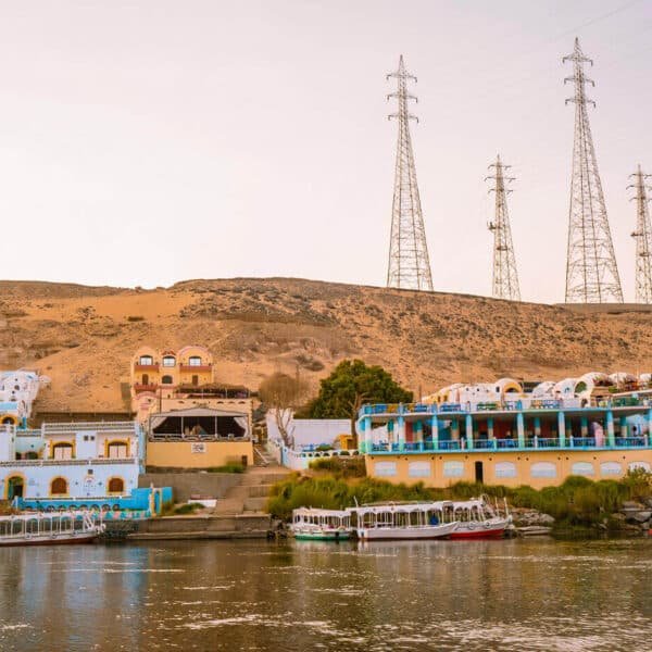 Pueblos nubios cerca de Asuán con arquitectura vibrante y cultura tradicional.