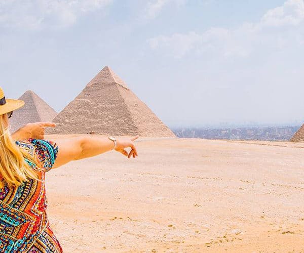 Pareja disfrutando de las Grandes Pirámides de Guiza en Egipto.