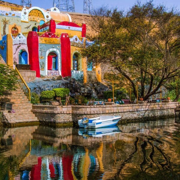 Casa nubia tradicional en Asuán con colores vibrantes y estilo arquitectónico único.
