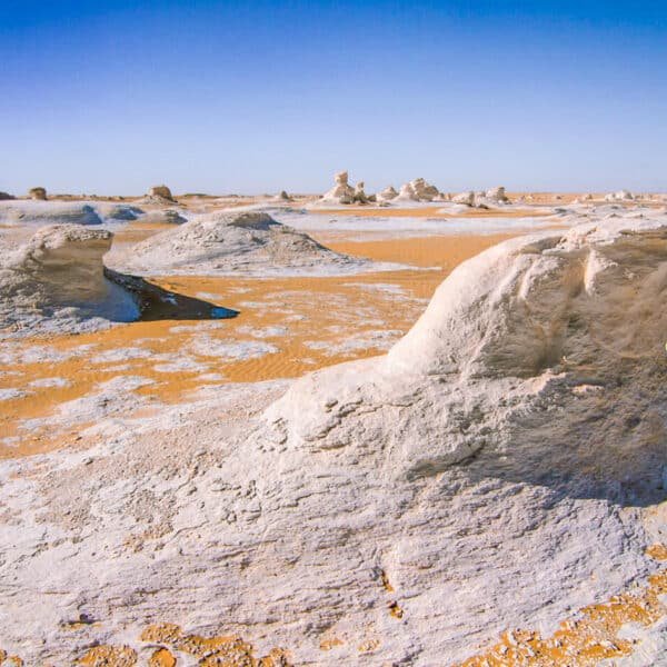 Espléndidas dunas de arena blanca en el desierto blanco.