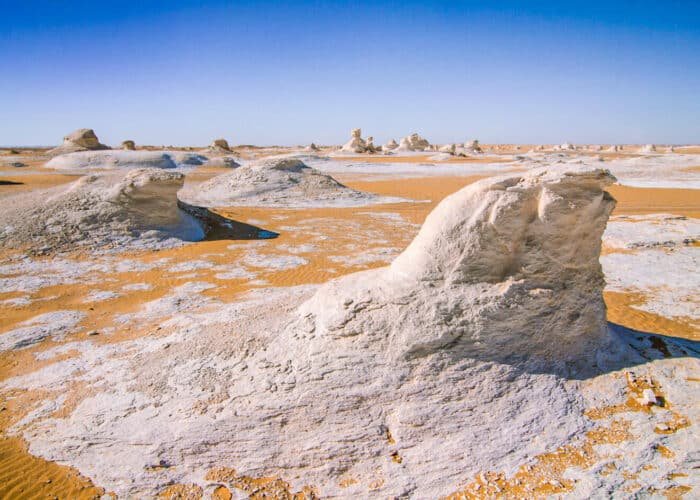 Espléndidas dunas de arena blanca en el desierto blanco.