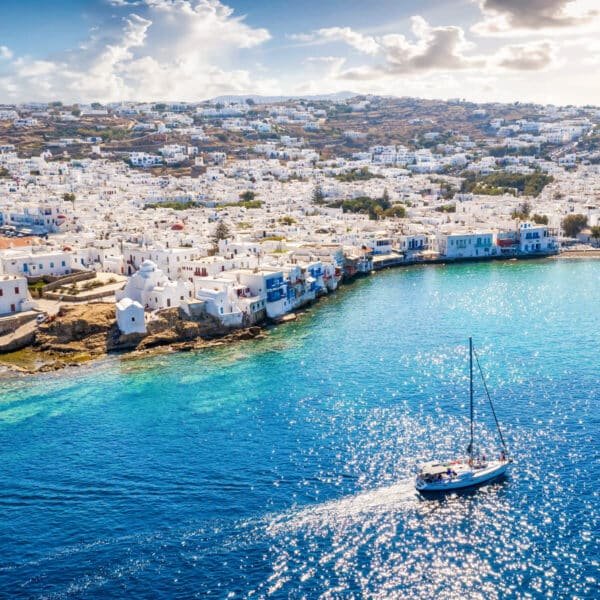 Playa impresionante en Grecia con aguas cristalinas y paisaje hermoso.