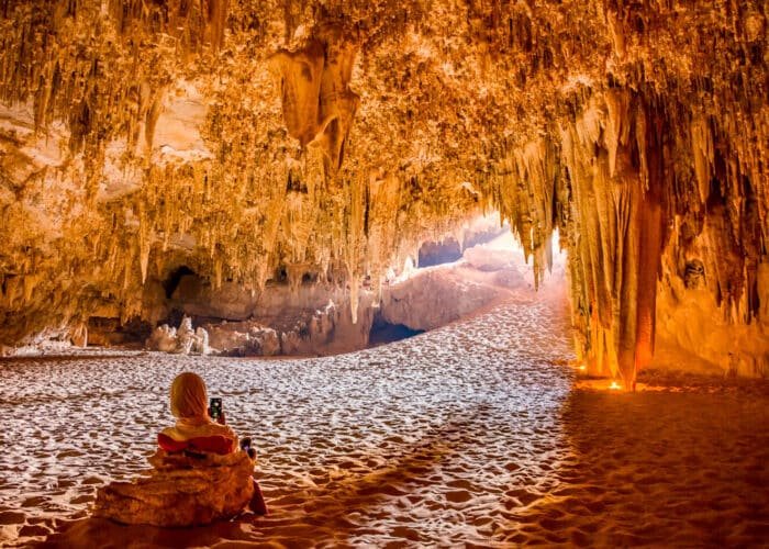 Niña sonriente dentro de la cueva Djara en el oasis de Bahariya.
