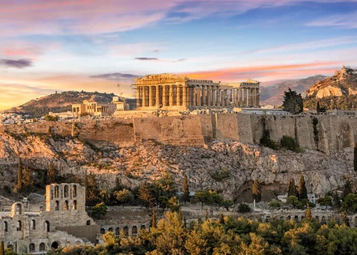 Templo del Partenón en Grecia bajo un cielo despejado.