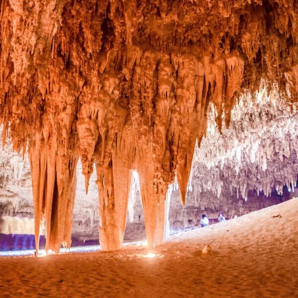 Vista impresionante desde el interior de la cueva Djara en el oasis de Bahariya.