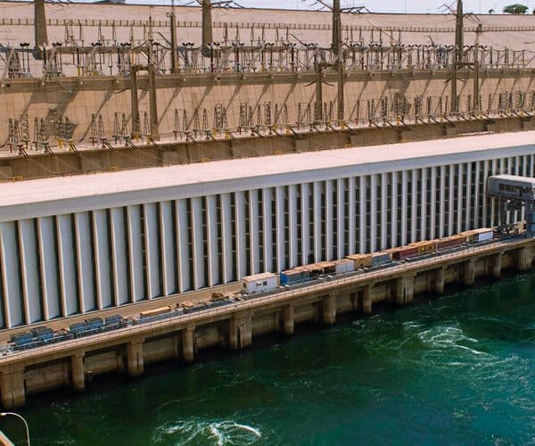 Vista impresionante de la Presa Alta en Asuán, Egipto.