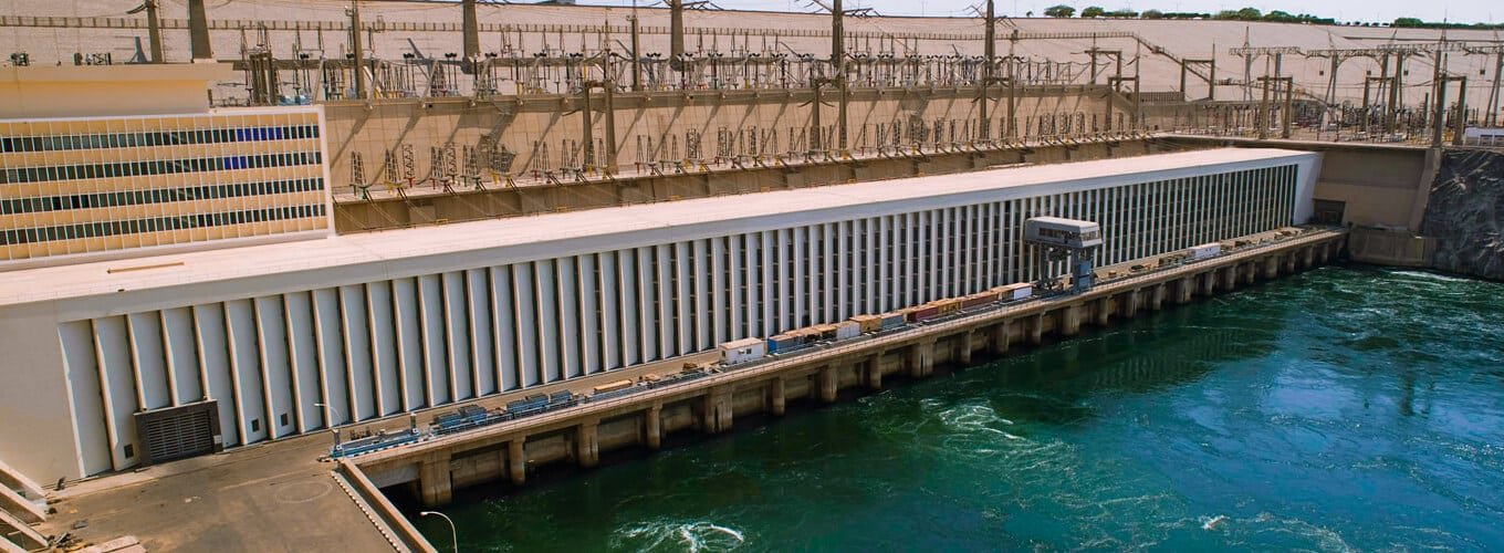 Vista impresionante de la Presa Alta en Asuán, Egipto.