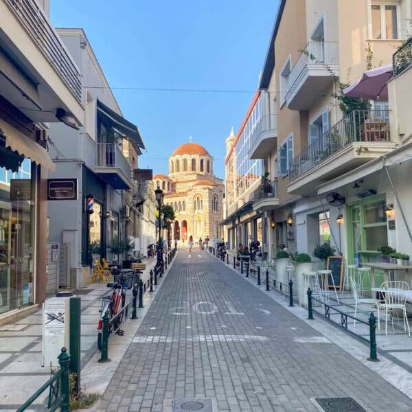 Hermosa calle en Grecia con arquitectura impresionante y ambiente vibrante.