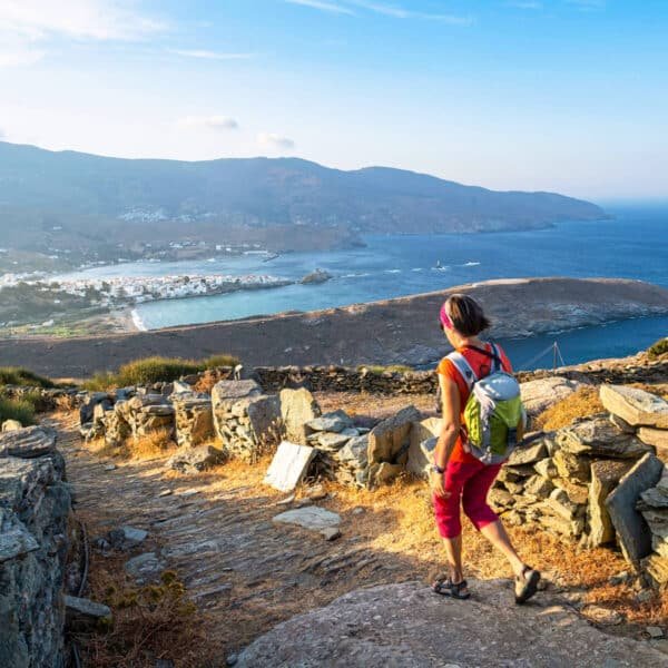 Turista disfrutando de las impresionantes montañas de Grecia.