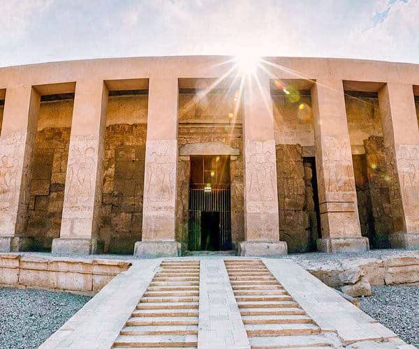 Vista exterior del Templo de Abidos en Luxor, Egipto, con detalles arquitectónicos impresionantes.