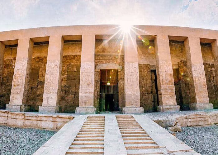 Vista exterior del Templo de Abidos en Luxor, Egipto, con detalles arquitectónicos impresionantes.