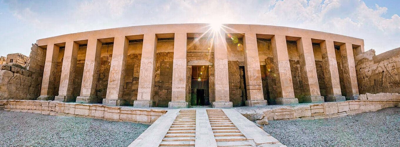 Vista exterior del Templo de Abidos en Luxor, Egipto, con detalles arquitectónicos impresionantes.