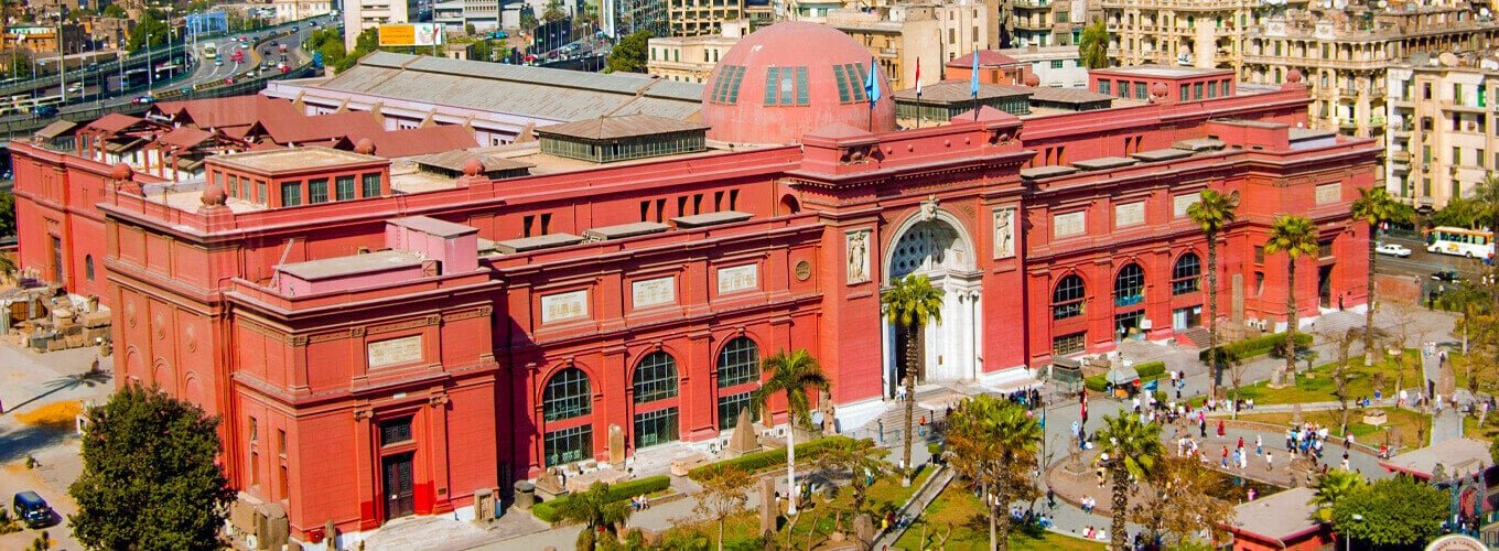 Foto impresionante frente al Museo Egipcio en Tahrir, El Cairo.