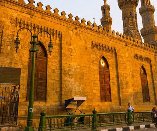 Vista exterior de la Mezquita de Al-Azhar en El Cairo, destacando su arquitectura impresionante.
