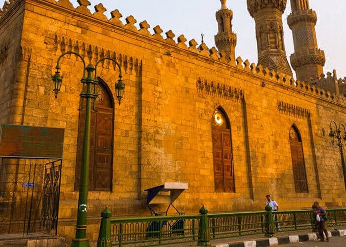 Vista exterior de la Mezquita de Al-Azhar en El Cairo, destacando su arquitectura impresionante.