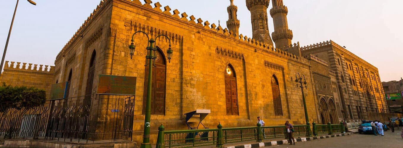 Vista exterior de la Mezquita de Al-Azhar en El Cairo, destacando su arquitectura impresionante.