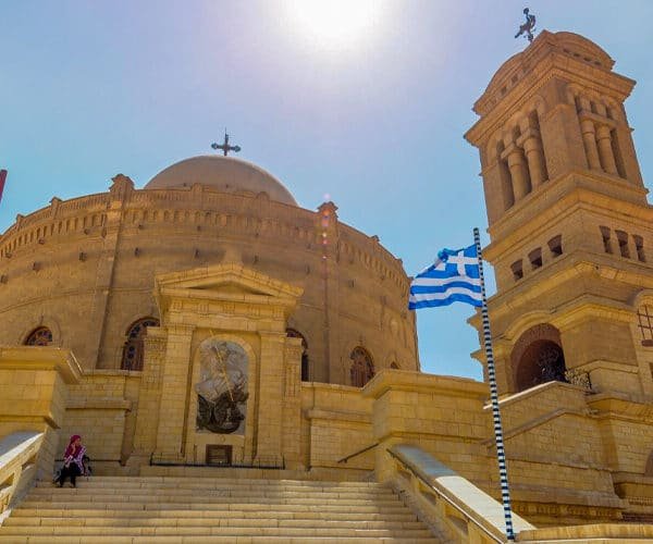 Vista exterior de la Iglesia Abu Sarga en El Cairo, mostrando su arquitectura y entorno.