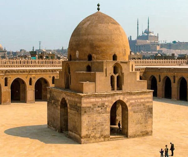 Vista interior de la Mezquita Ibn Tulun en El Cairo, resaltando su impresionante arquitectura.